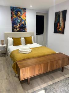 Large 3 bedrm apartment in heart of Theatre Land