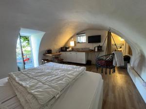 Charmant studio, maison en pierre, terrace and garden