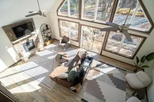 Luxury Chalet with hot tub in scenic Poconos - Джим-Торп