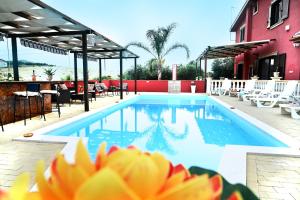 Villa Radiosa with private fenced pool & hdro-massage Leggete linformazioni sullhost Please read Host info