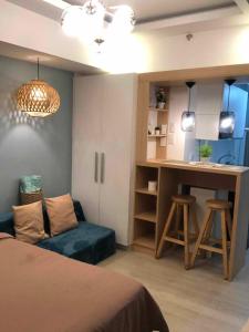 20th floor Studio with 2 BEDS,Hi-Speed WIFI, NETFLIX,WIFI,YTpremium,Games,Washer,Kitchen,HIghFloor,BALCONY - RIENZI HIRAYA AT AZURE NORTH