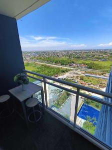 20th floor Studio with 2 BEDS,Hi-Speed WIFI, NETFLIX,WIFI,YTpremium,Games,Washer,Kitchen,HIghFloor,BALCONY - RIENZI HIRAYA AT AZURE NORTH