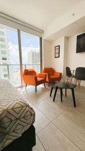 Heart of downtown Miami Studio POOL & GYM