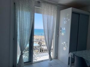 Face mer, grand studio de 32m2, clim, wifi, parking, proche commerces