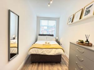 STUNNING APARTMENT - 2 DOUBLE BEDROOMS - EN-SUITE - FREE ALLOCATED PARKING - JQ QUARTER - BIRMINGHAM CITY CENTRE - SLEEPS 6 GUESTS - 2 BATHROOMs