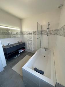 Grande maison- 10 mn circuit 24h