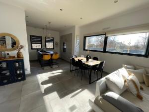 Villas Grande maison- 10 mn circuit 24h : photos des chambres
