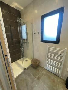 Villas Grande maison- 10 mn circuit 24h : photos des chambres