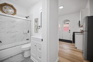 Shadyside, Pittsburgh !C Modern and Bright Private Bedroom with Shared Bathroom