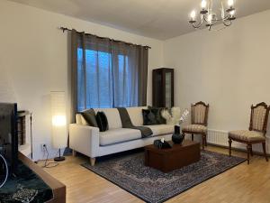 Cozy Independent House with Free Parking and 20 mins to center