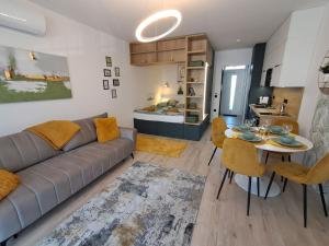 Gold & Green Apartment