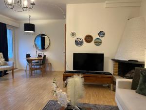 Cozy Independent House with Free Parking and 20 mins to center