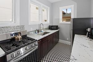 1900s Victorian Home Sleeps 22 8BDRM 3Bath