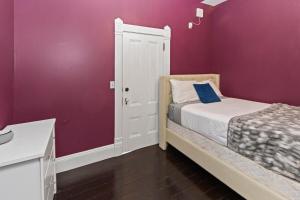 1900s Victorian Home Sleeps 22 8BDRM 3Bath