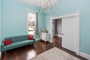 1900s Victorian Home Sleeps 22 8BDRM 3Bath