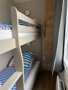 Coco studio 2 adultes et 2 enfants avec terrasse vue sur le Lac et accès parc aquatique gratuit