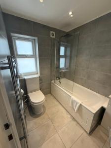 The Stylish Shamrock City Escape - Luxury apt with Garden - Near Westfields - Sleeps 8