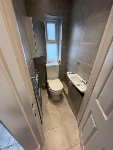 The Stylish Shamrock London Escape - Modern and Airy Apartment with Garden - Good transport links