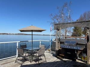 Waterfront Cottage Near Toronto Private Dock, Water Crafts, BBQ Wi-Fi - Sleeps 4