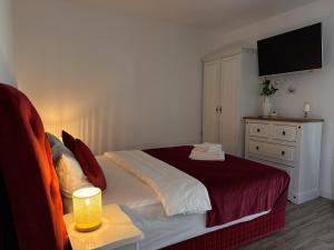 Nearby Lake Romantic Retreat R