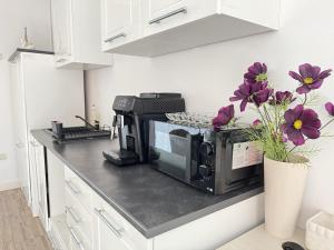 Nearby Lake Romantic Retreat R