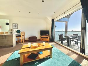 2 Y Bae -Top Floor-2 Bed - Lift and Pet friendly