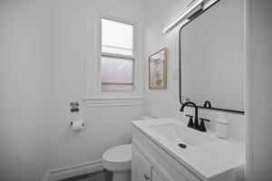 Shadyside, Pittsburgh !E Modern and Bright Private Bedroom with Shared Bathroom