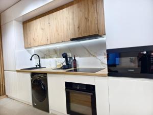 Central ART Deluxe Apartment - Private Parking