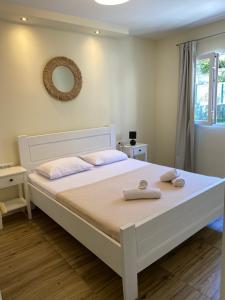 2BR apartment with sea view!