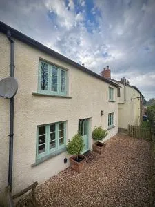 Old church cottage - 查姆利