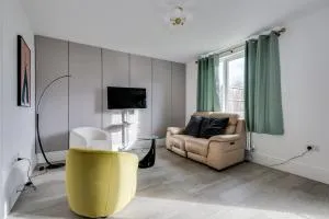 Stylish 4-BR House with 3 Ensuite & Free Parking - Beckley