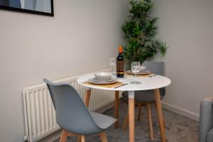 #34 Two bed apt Private Parking Stylish & homely - Near Tamworth Castle - Sleeps 5 -"Perfect for Contractors and Families" - Free Parking