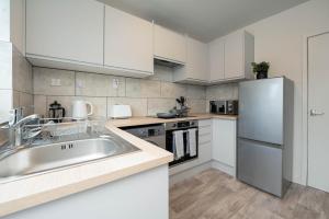 #34 Two bed apt Private Parking Stylish & homely - Near Tamworth Castle - Sleeps 5 -"Perfect for Contractors and Families" - Free Parking