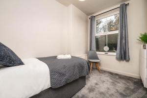 #34 Two bed apt Private Parking Stylish & homely - Near Tamworth Castle - Sleeps 5 -"Perfect for Contractors and Families" - Free Parking