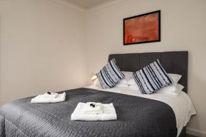 #34 Two bed apt Private Parking Stylish & homely - Near Tamworth Castle - Sleeps 5 -"Perfect for Contractors and Families" - Free Parking