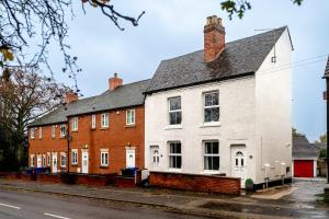 #34 Two bed apt Private Parking Stylish & homely - Near Tamworth Castle - Sleeps 5 -"Perfect for Contractors and Families" - Free Parking