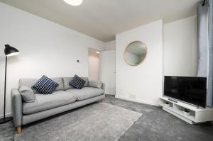 #34 Two bed apt Private Parking Stylish & homely - Near Tamworth Castle - Sleeps 5 -"Perfect for Contractors and Families" - Free Parking
