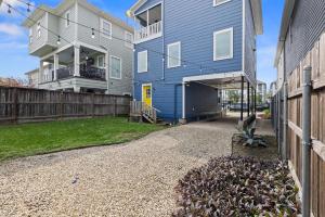 Heights Flat Nr Downtown Yard Pets Desk WiFi