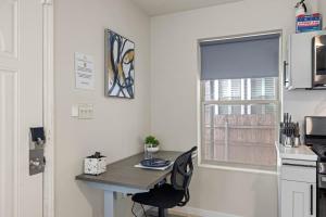 Heights Flat Nr Downtown Yard Pets Desk WiFi