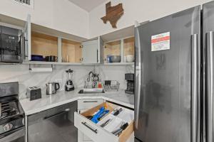 Heights Flat Nr Downtown Yard Pets Desk WiFi