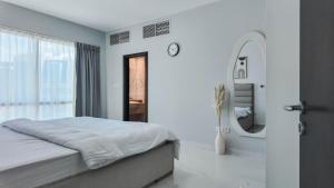 Sky High 2BR Stay Amazing Marina Views Near Metro & Mall