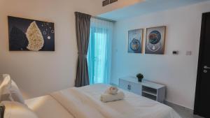 Sky High 2BR Stay Amazing Marina Views Near Metro & Mall