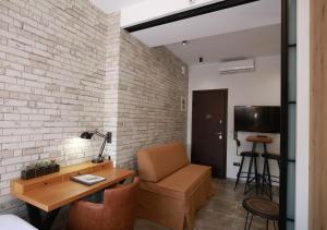 Emily in Athens - Central design awarded flat Syntagma E3