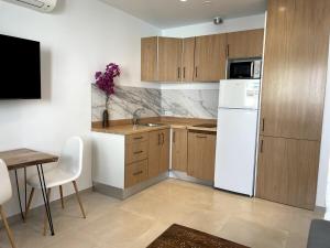 Elegant apartment, central, pool and parking