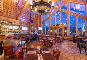 Skiin and out Beautiful Mtn Lodge - Affordable too
