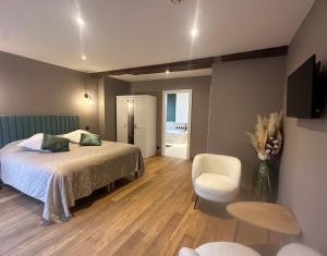 Double Room with Spa Bath room in Hostellerie de la Chapelle