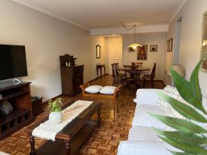 Excelente departamento de categoría en la mejor zona turística frente al shopping