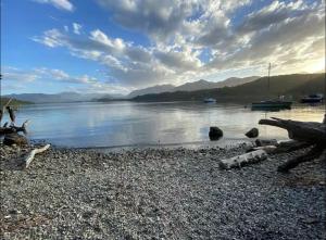 Experiencia única, casa con costa de lago y deck