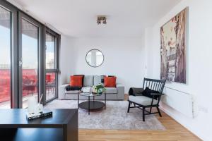 Stunning 2-Bed, 2-Bath with Balcony Views Stratford Westfield