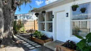 Modern 1BR Suite Boutique 5 Miles to Beach